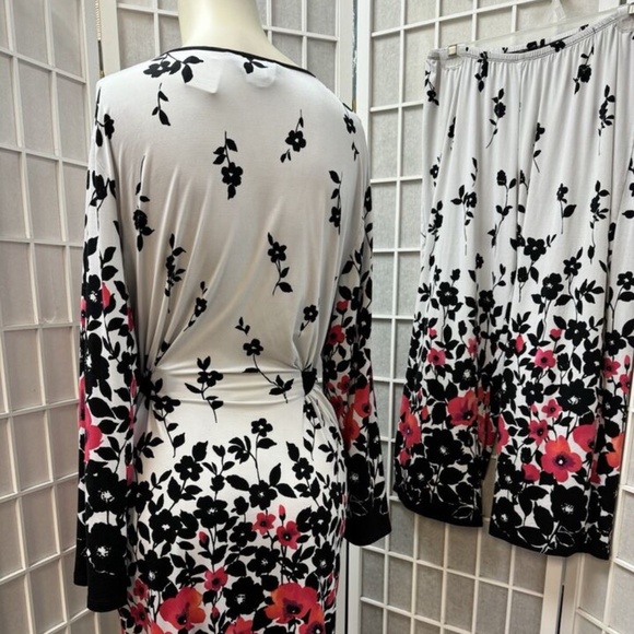 Donatella, Woman, Pajama set, 2pc, White-Black-Flowers, Sz M, kimono style.! - Picture 3 of 11